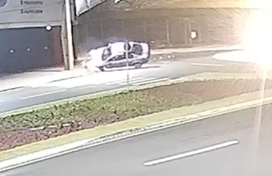 Vídeo mostra carro perdendo a roda antes de capotar na Avenida Assunção