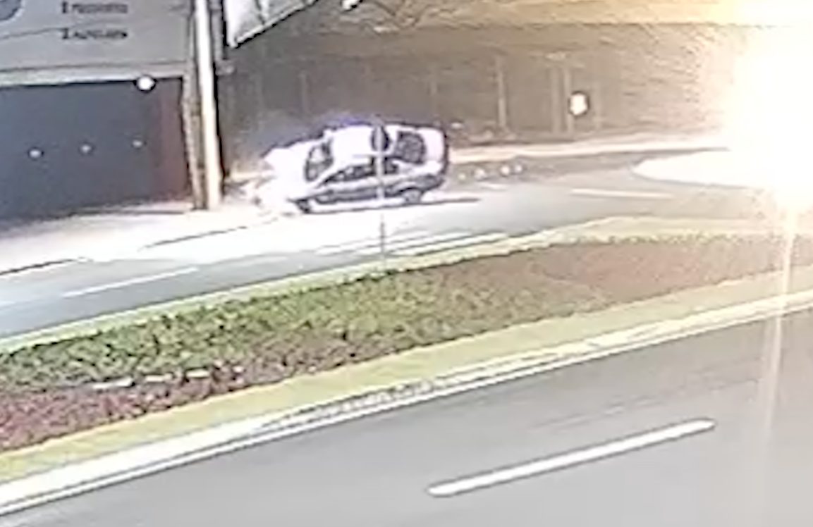 Vídeo mostra carro perdendo a roda antes de capotar na Avenida Assunção Imagem referente a Vídeo mostra carro perdendo a roda antes de capotar na Avenida Assunção