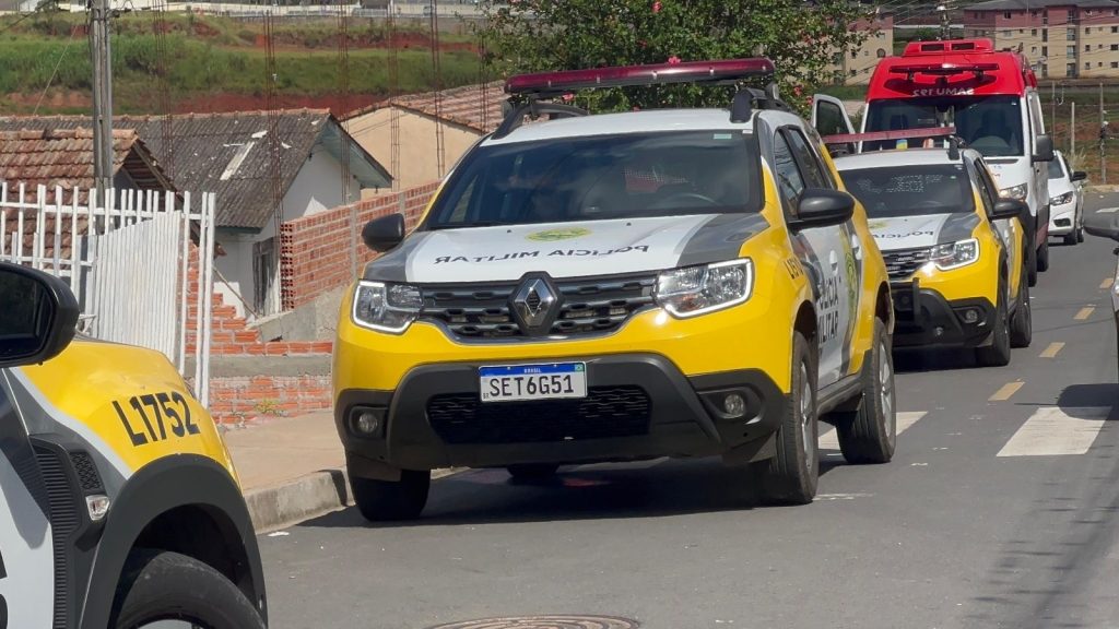 Jovem tenta proteger a mãe de ataque com faca e acaba ferida na cabeça Jovem tenta proteger a mãe de ataque com faca e acaba ferida na cabeça