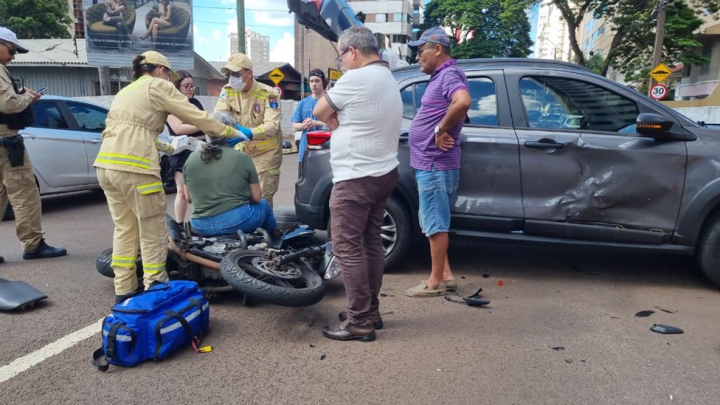 Motociclista fica ferida após forte colisão com carro na Rua Mato Grosso Motociclista fica ferida após forte colisão com carro na Rua Mato Grosso