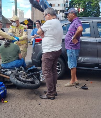 Motociclista fica ferida após forte colisão com carro na Rua Mato Grosso Imagem referente a Motociclista fica ferida após forte colisão com carro na Rua Mato Grosso