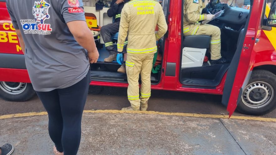 Colisão entre carro e motocicleta deixa homem ferido em Cascavel no Bairro Santa Cruz