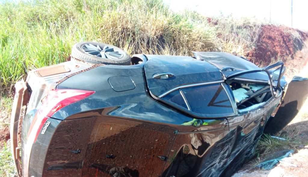 Carro capota na BR-163 e fica destruído em Cascavel