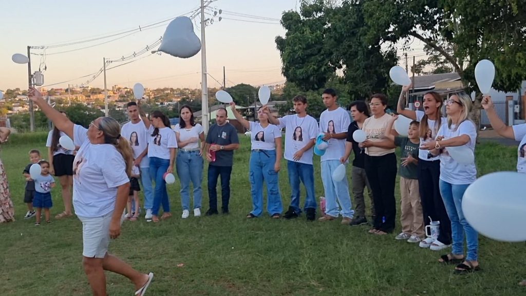 Ato por justiça reúne família e amigos no dia da missa de sétimo dia de Janaína
