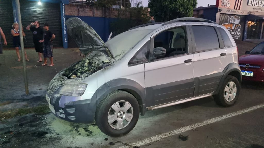 Carro pega fogo na Av. Tancredo Neves e Corpo de Bombeiros é acionado