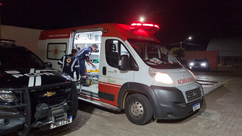 Detido por ameaçar filhos e mulher com enxada, homem passa mal na delegacia