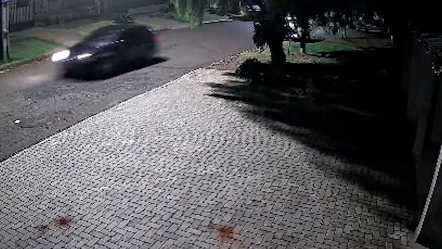 Motorista é procurado após colisão com carro estacionado em Cascavel