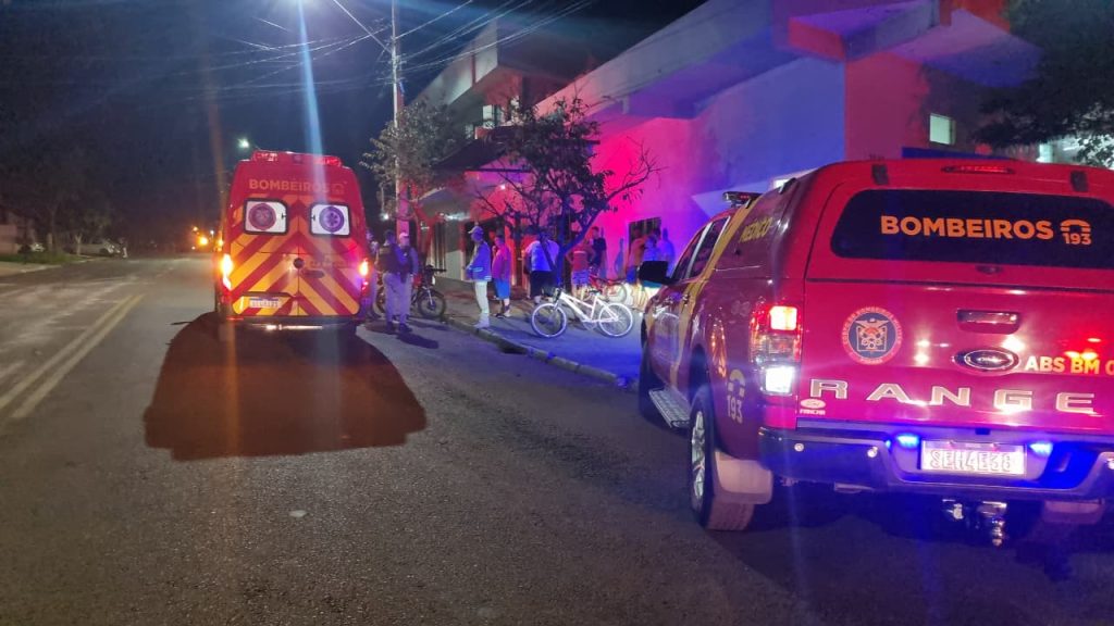 Motos colidem na Rua Altemar Dutra e dois homens ficam feridos