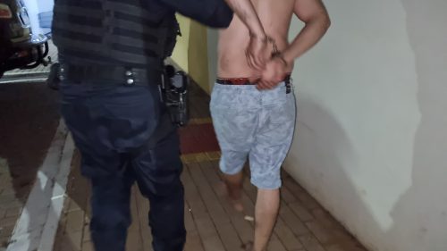 Homem é detido pela GM acusado de espancar companheira no Santa Felicidade Imagem referente a Homem é detido pela GM acusado de espancar companheira no Santa Felicidade