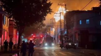 Incêndio de grandes proporções atinge fábrica no Brás, em São Paulo Incêndio de grandes proporções atinge fábrica no Brás, em São Paulo