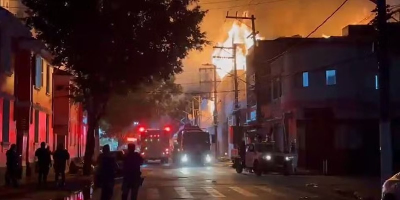 Incêndio de grandes proporções atinge fábrica no Brás, em São Paulo Incêndio de grandes proporções atinge fábrica no Brás, em São Paulo