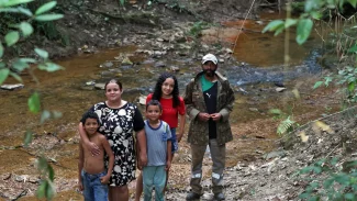 Crianças de comunidade quilombola andam na escuridão para ir à escola
