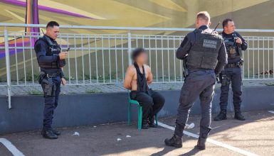 Homem em surto invade feira do Teatro com motocicleta e mobiliza equipes de segurança em Cascavel Imagem referente a Homem em surto invade feira do Teatro com motocicleta e mobiliza equipes de segurança em Cascavel