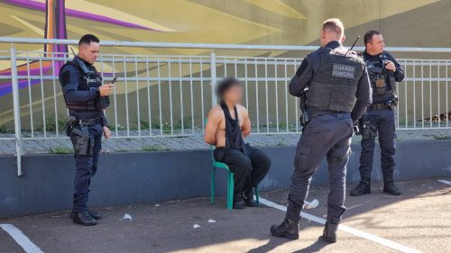 Homem em surto invade feira do Teatro com motocicleta e mobiliza equipes de segurança em Cascavel Imagem referente a Homem em surto invade feira do Teatro com motocicleta e mobiliza equipes de segurança em Cascavel