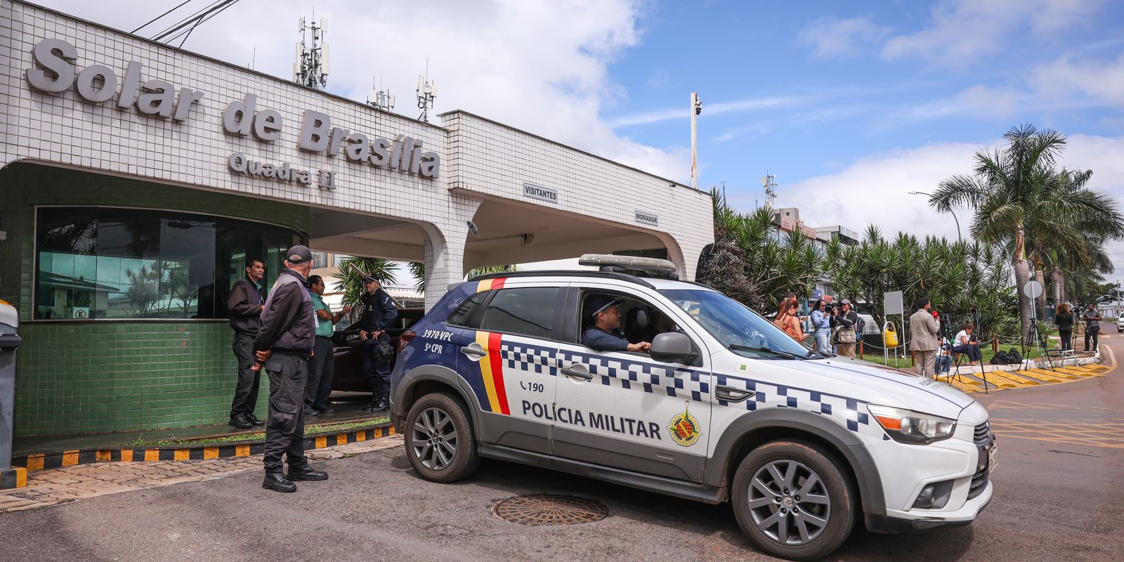 Moraes nega livre acesso de filhos de Bolsonaro à prisão domiciliar Moraes nega livre acesso de filhos de Bolsonaro à prisão domiciliar