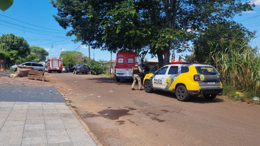 Homem em surto sobe em telhado, quebra telhas e mobiliza equipes de resgate