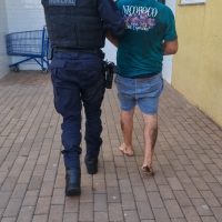Homem é detido por violência doméstica após chegar embriagado e quebrar vidros de residência Imagem referente a Homem é detido por violência doméstica após chegar embriagado e quebrar vidros de residência