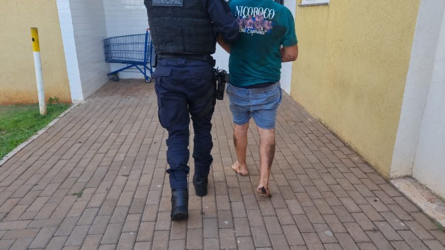 Homem é detido por violência doméstica após chegar embriagado e quebrar vidros de residência
