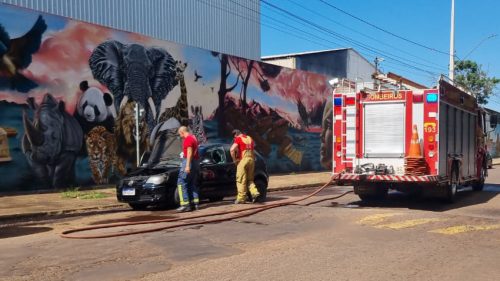 Incêndio em veículo mobiliza Corpo de Bombeiros em frente ao Zoológico de Cascavel Imagem referente a Incêndio em veículo mobiliza Corpo de Bombeiros em frente ao Zoológico de Cascavel