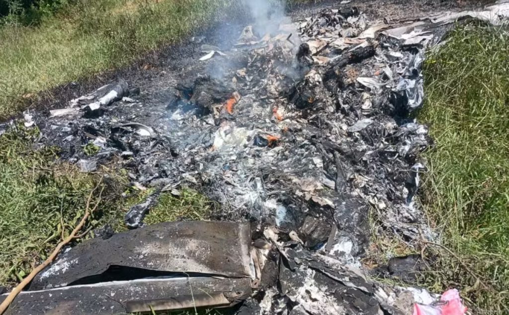 Avião cai em área rural, atinge muro e mata duas pessoas