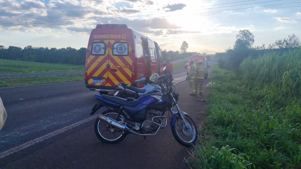 Socorristas médicos atendem duas vítimas de acidente de moto na PRc-467