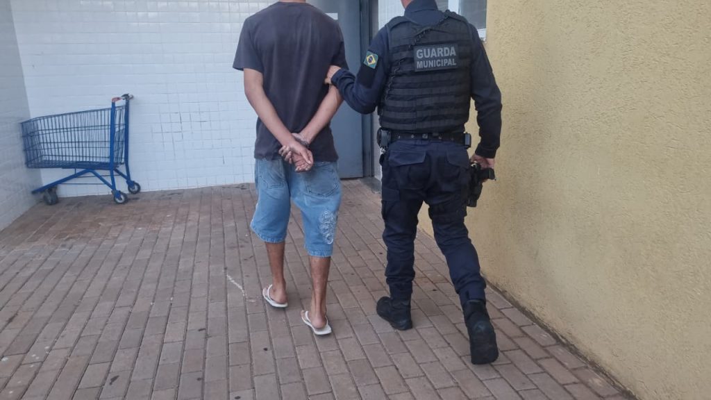 Garoto sem CNH é flagrado e detido após dar grau com moto irregular no Santo Onofre