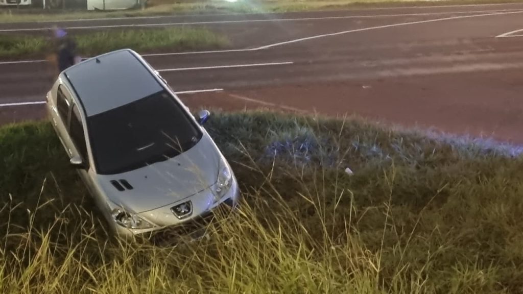 Condutor desaparece após perder controle de Peugeot na BR-467; passageira tinha sinais de embriaguez
