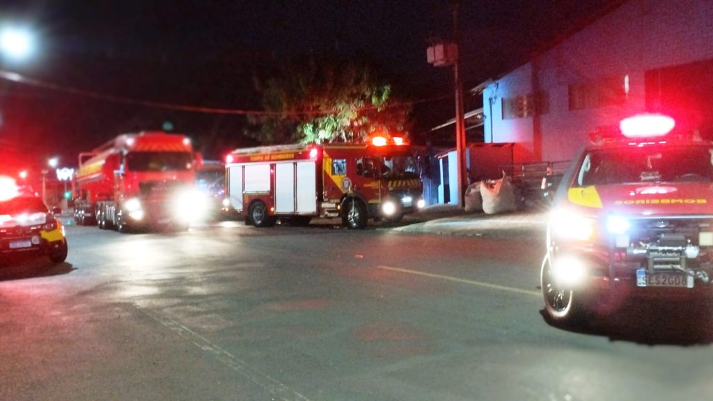 Incêndio de grandes proporções mobiliza equipes no bairro Parque São Paulo