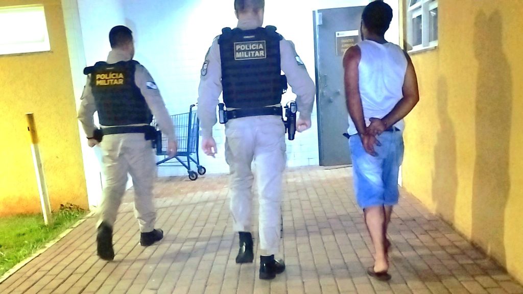 Após confusão em Corbélia, homem desacata policiais e é levado à delegacia em Cascavel