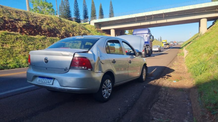 Carro e caminhão se envolvem em colisão na rodovia BR-277, em Cascavel