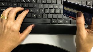 Juros do cartão de crédito pesam mais para famílias em fevereiro