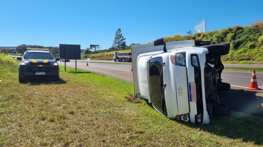 Utilitário tomba na BR-277 entre Cascavel e Santa Tereza do Oeste; passageiro fica ferido
