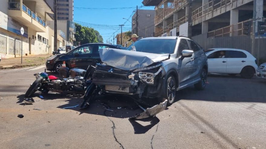 Forte colisão deixa motociclista ferido no Centro
