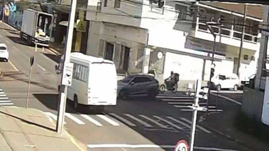 Ônibus avança sinal vermelho e se envolve em colisão com carro e moto; veja o vídeo