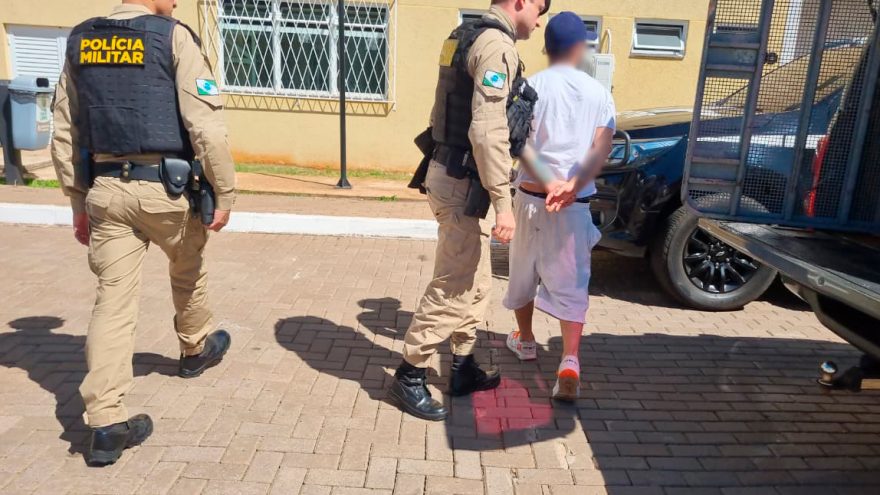 Briga de casal termina com depredação de veículos e prisão no bairro São Cristóvão, em Cascavel