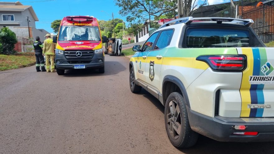 Renault Captur tomba após colisão com Celta na Rua Altemar Dutra