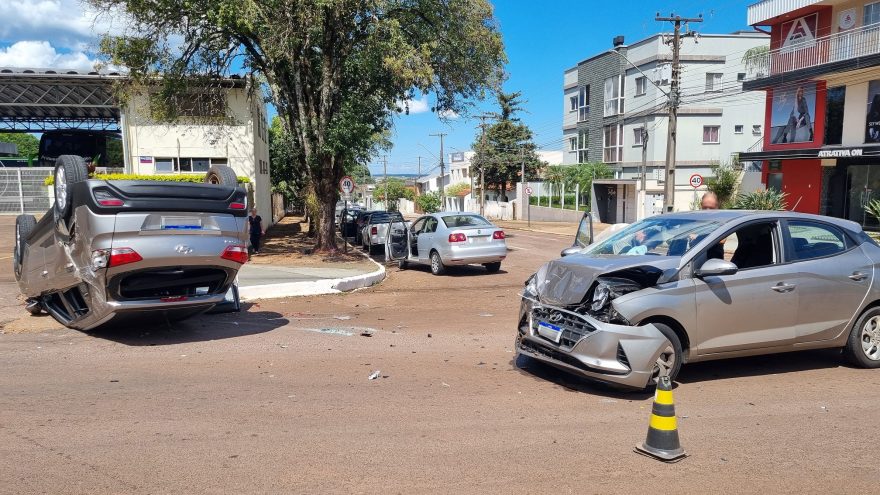 Creta capota após acidente com HB20