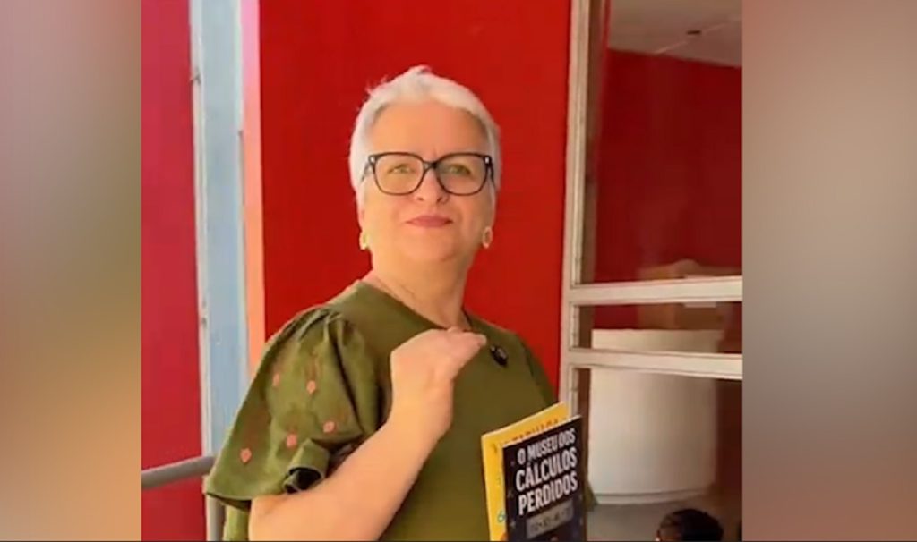 Professora de Cascavel coloca capivara para ensinar Matemática e lança livro