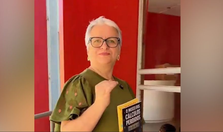 Professora de Cascavel coloca capivara para ensinar Matemática e lança livro