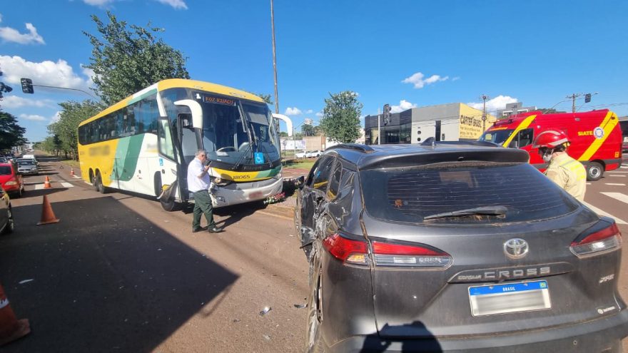 Corolla Cross e ônibus de linha se envolvem em violento acidente na Tancredo Neves