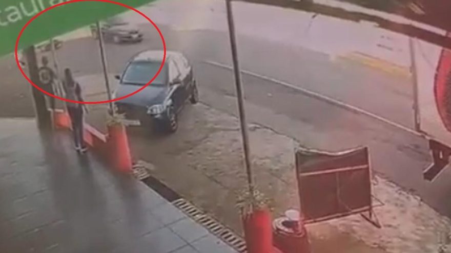Câmera flagra motorista fugindo após acidente que deixou motociclista ferido