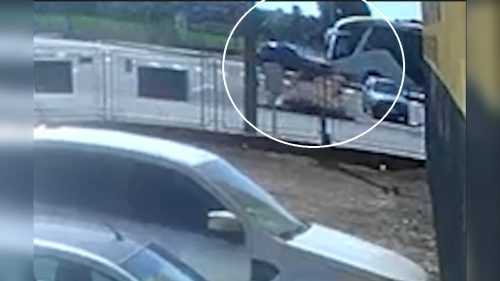 Vídeo: ônibus de linha arrasta Corolla Cross após forte colisão na Avenida Tancredo Neves Imagem referente a Vídeo: ônibus de linha arrasta Corolla Cross após forte colisão na Avenida Tancredo Neves