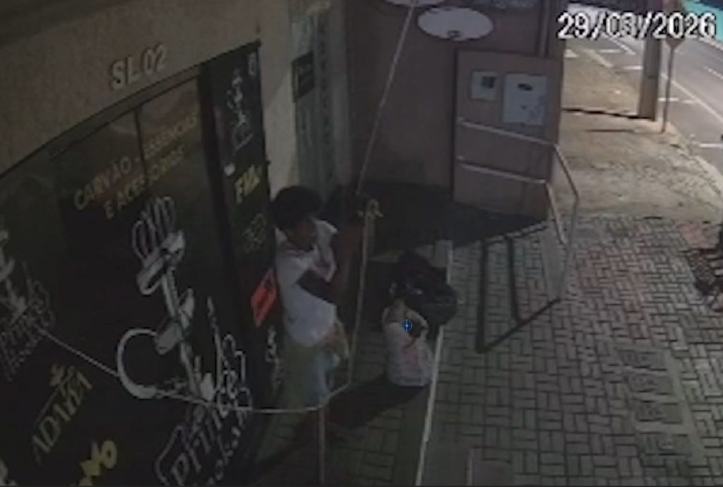 Câmera flagra mulher arrancando fios em ação que durou seis minutos no Centro de Cascavel