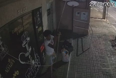 Câmera flagra mulher arrancando fios em ação que durou seis minutos no Centro de Cascavel Imagem referente a Câmera flagra mulher arrancando fios em ação que durou seis minutos no Centro de Cascavel