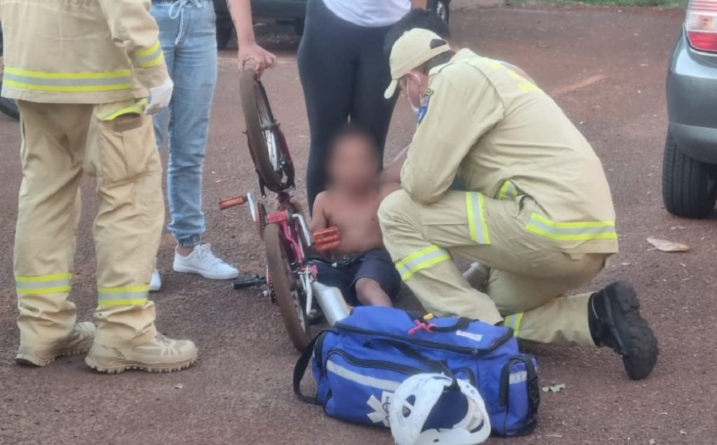 Que dó! Menino de 5 anos cai de bike e maçaneta do freio crava na coxa