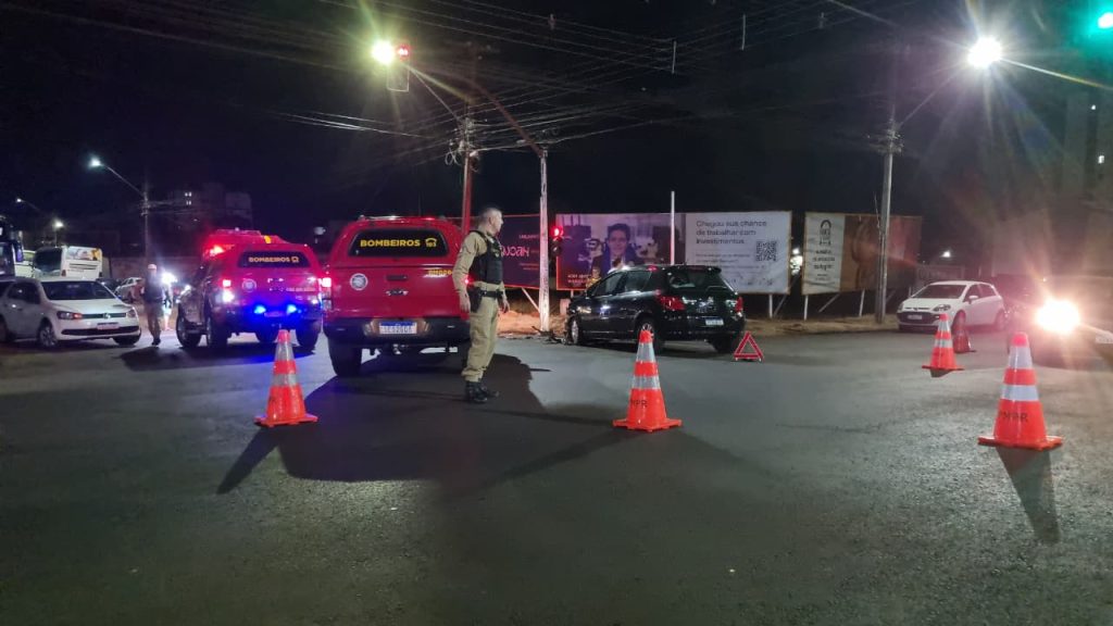 Acidente entre carros deixa homem ferido em cruzamento semaforizado de Cascavel