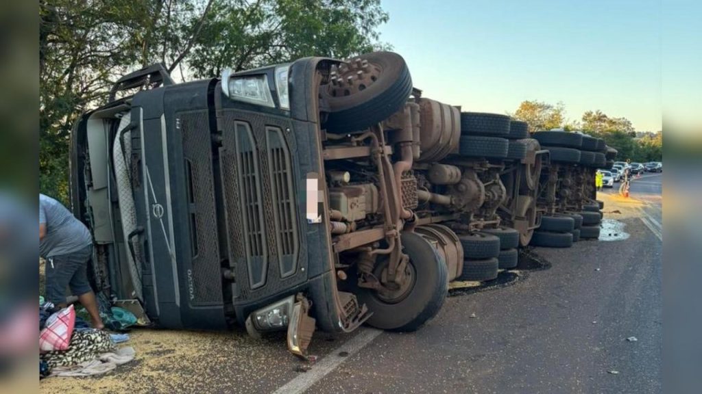 Carreta carregada com soja tomba na BR-163 e deixa motorista ferido em Capitão Leônidas Marques