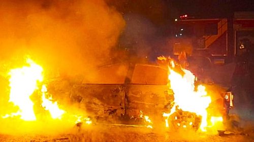 Após batida, veículo pega fogo e motorista foge em direção ao aeroporto Imagem referente a Após batida, veículo pega fogo e motorista foge em direção ao aeroporto