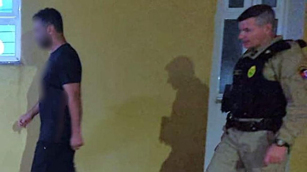 Discussão por celular termina com homem detido por violência psicológica