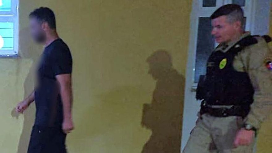 Discussão por celular termina com homem detido por violência psicológica